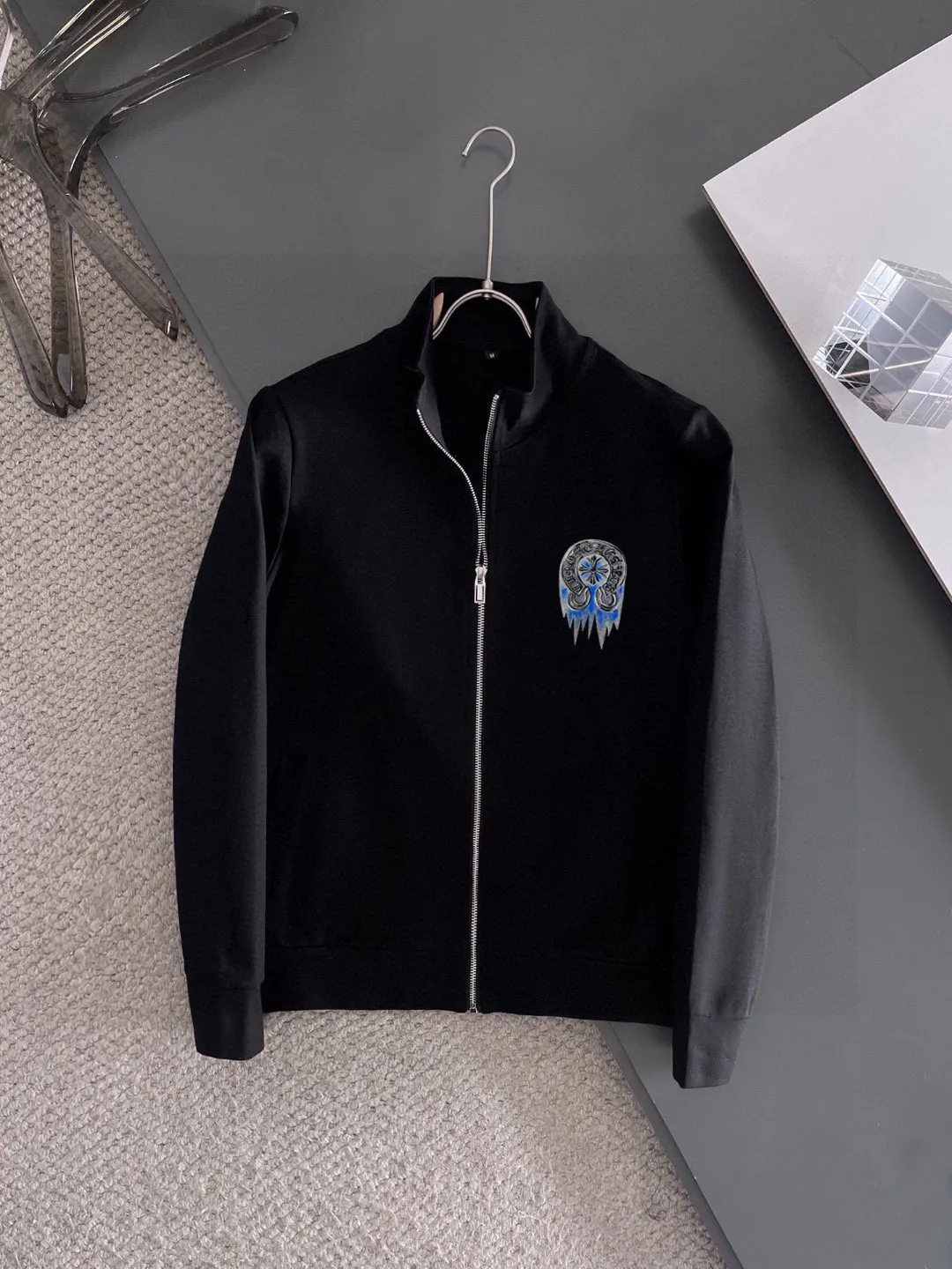 🅿️420 [ChampionHearts] (Fat Man Gospel) hot-selling suit is coming. Focus on the original version of the official website. 2025 new hot-selling cardigan sweater suit. The original order is the best. 🇭🇰The meticulous work of top designers. It has a fitting and perfect upper body effect. 100% natural high-quality Roman cotton, close-fitting comfort, noble and elegant! Original hardware embodies elegance and nobility! Counter size: M-5XL (maximum wear up to 220 pounds)